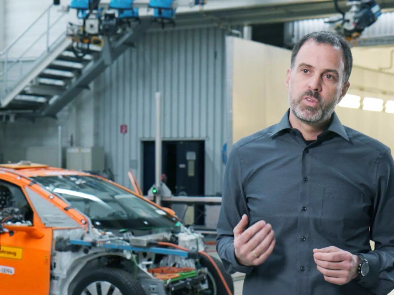 Stefan Hagen à frente de um carro. 