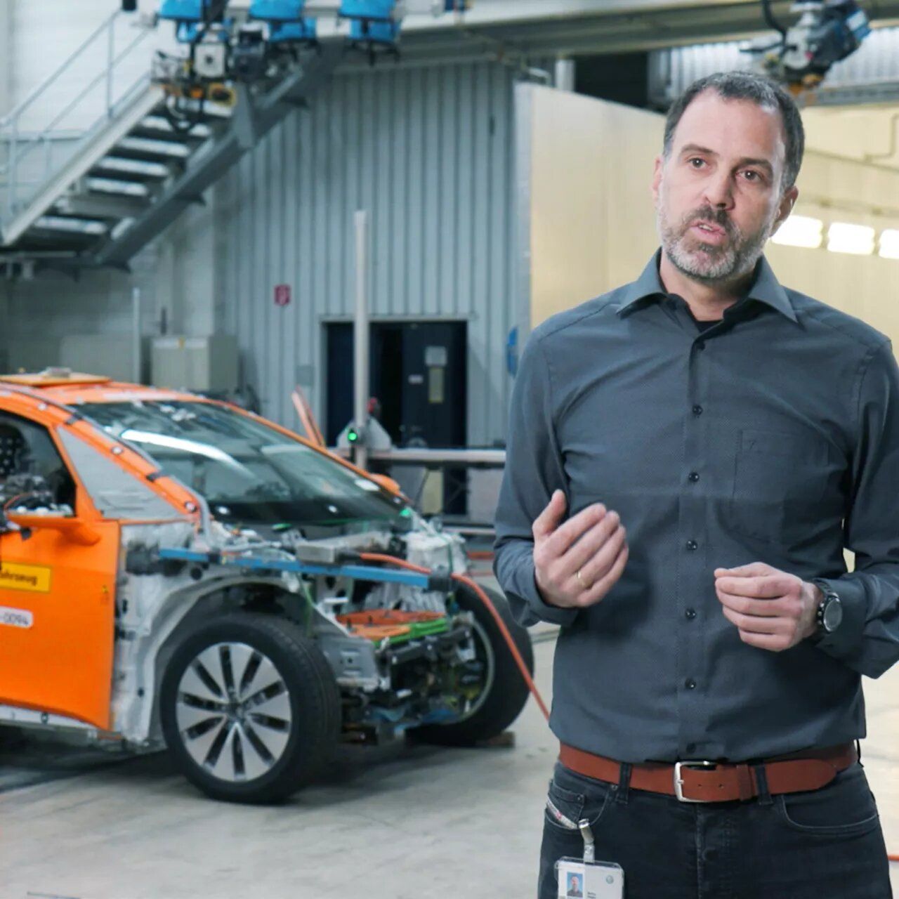Stefan Hagen à frente de um carro. 