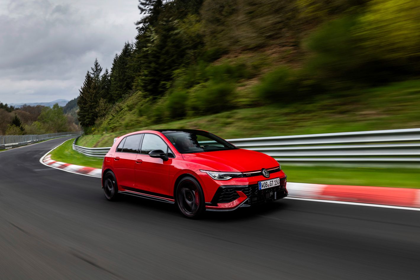 Volkswagen Golf GTI EDITION 50 em vermelho, vista de perfil
