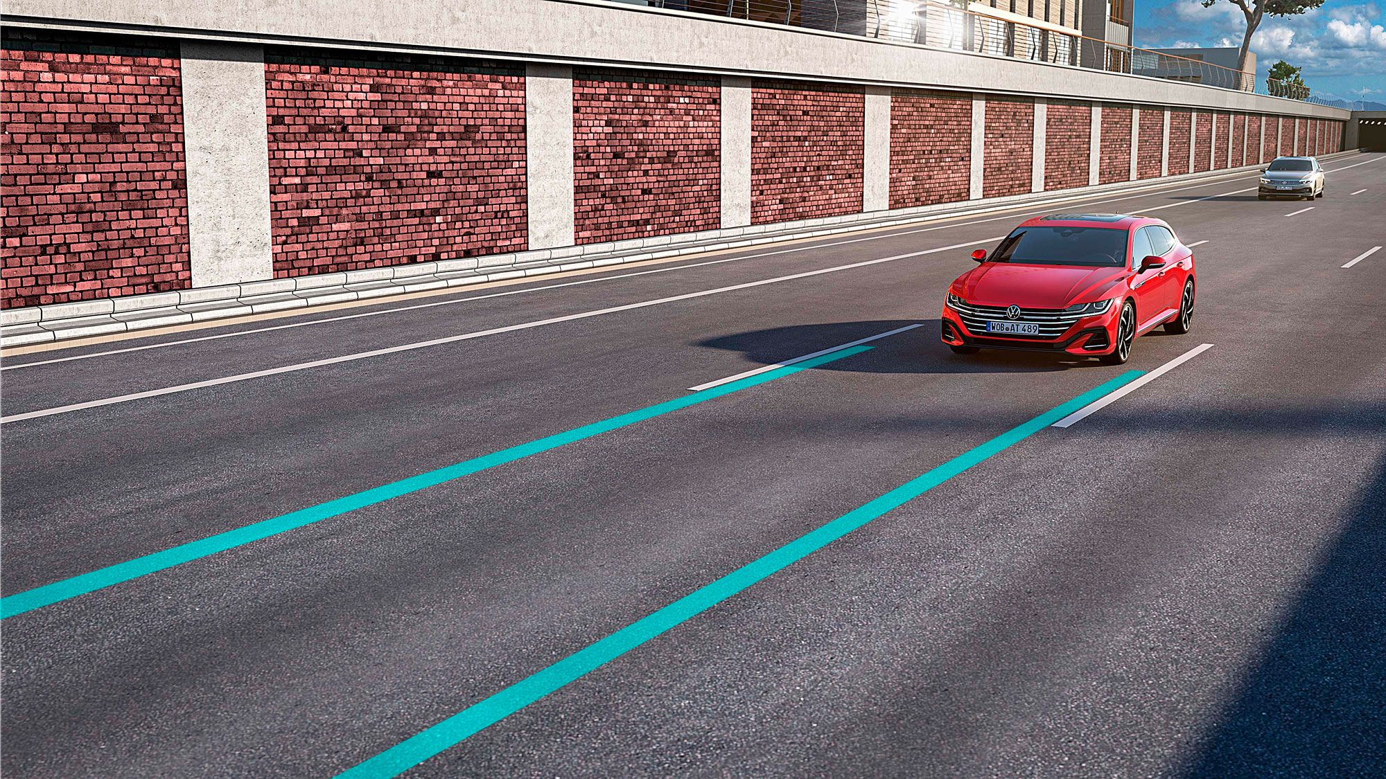 Um VW Arteon Shooting Brake vermelho utiliza o Lane Assist para se manter na sua faixa de rodagem.