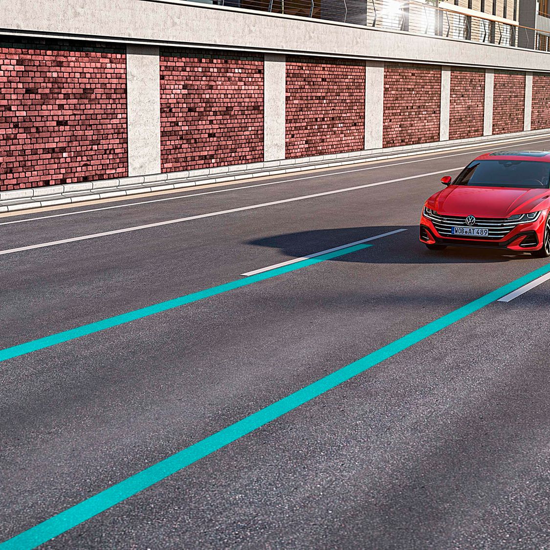 Um VW Arteon Shooting Brake vermelho utiliza o Lane Assist para se manter na sua faixa de rodagem.