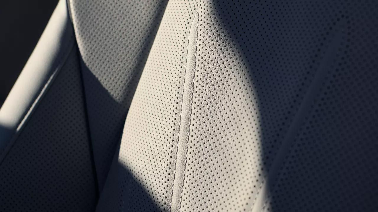 Vista detalhada das costuras e do acabamento dos bancos do pacote couro opcional "Varenna" no VW Passat.