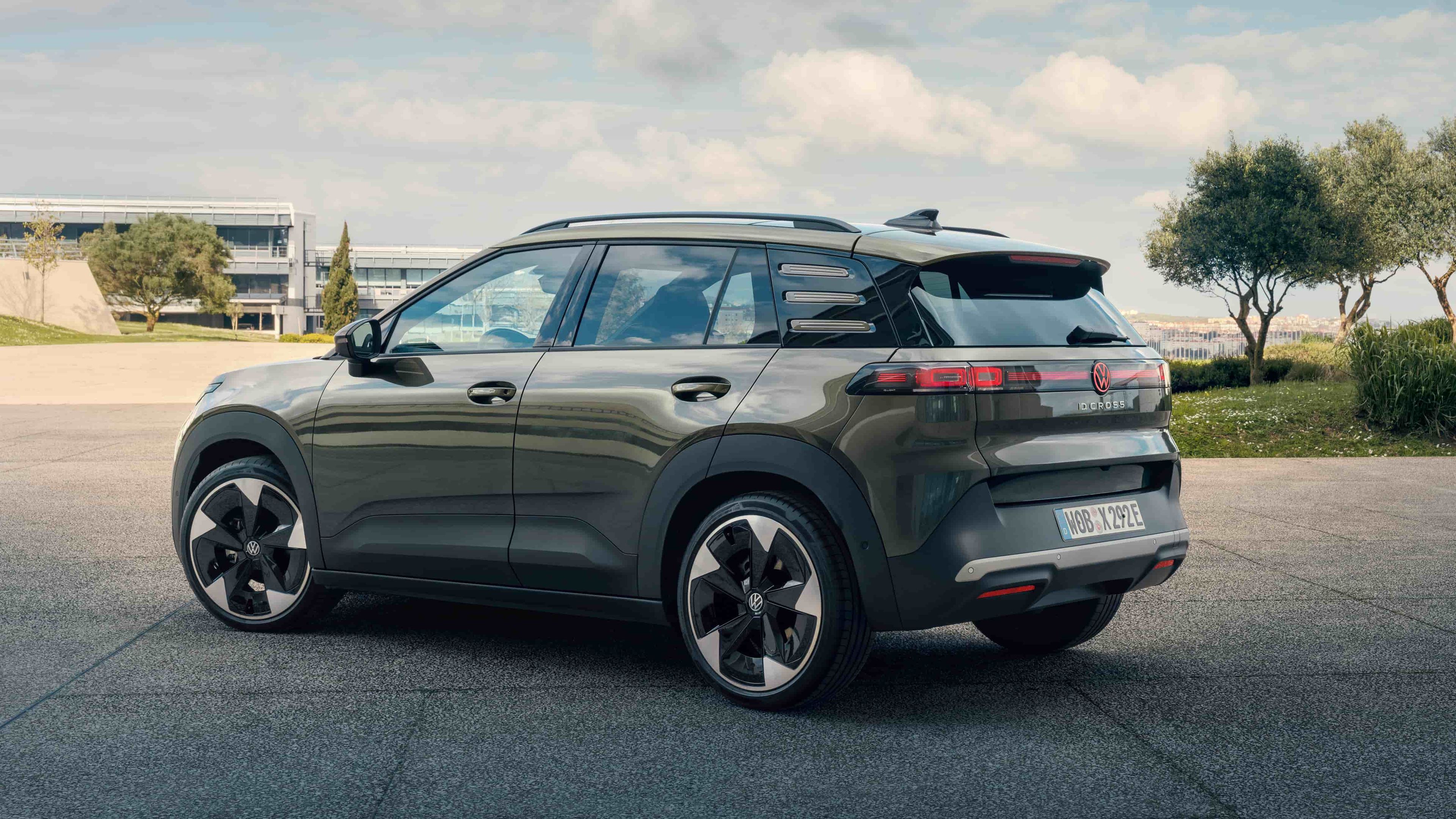 Volkswagen ID. Cross estacionado numa área pavimentada ao ar livre