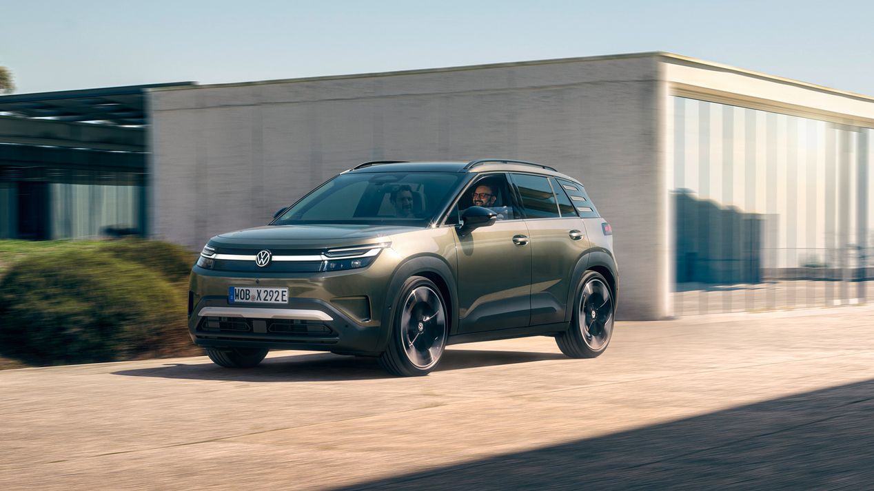 Volkswagen ID. Cross em movimento num pavimento acimentado 
