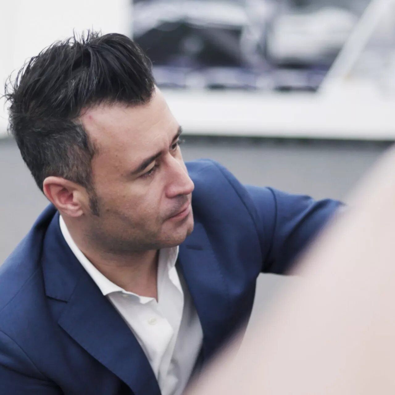 Marco Pavone a trabalhar no modelo de plasticina