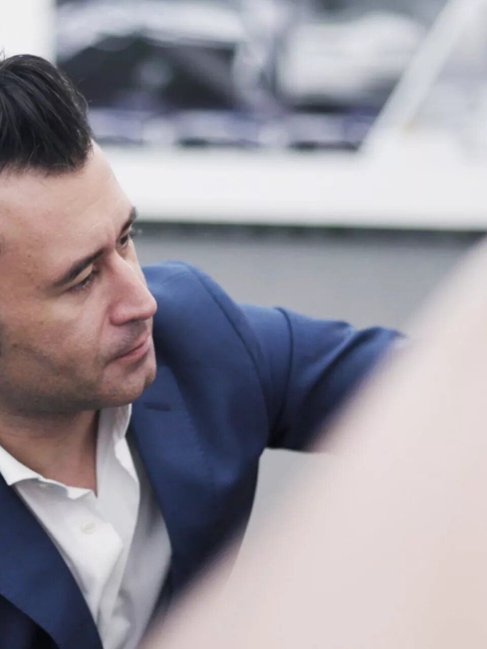 Marco Pavone a trabalhar no modelo de plasticina