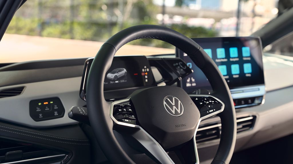 Vista para o volante multifunções no VW ID.3 com botão tátil para o assistente de voz.