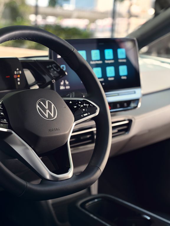 Vista para o volante multifunções no VW ID.3 com botão tátil para o assistente de voz.