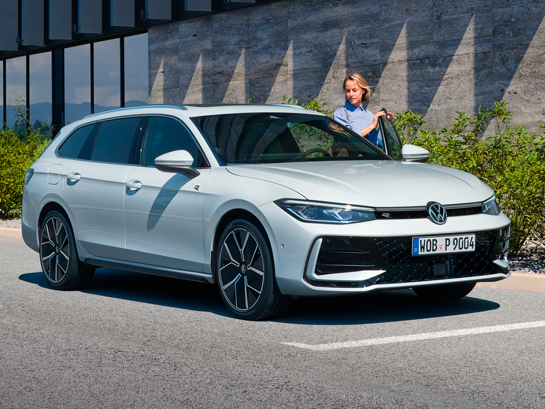 VW Passat Alltrack parkt vor einem Einfamilienhaus