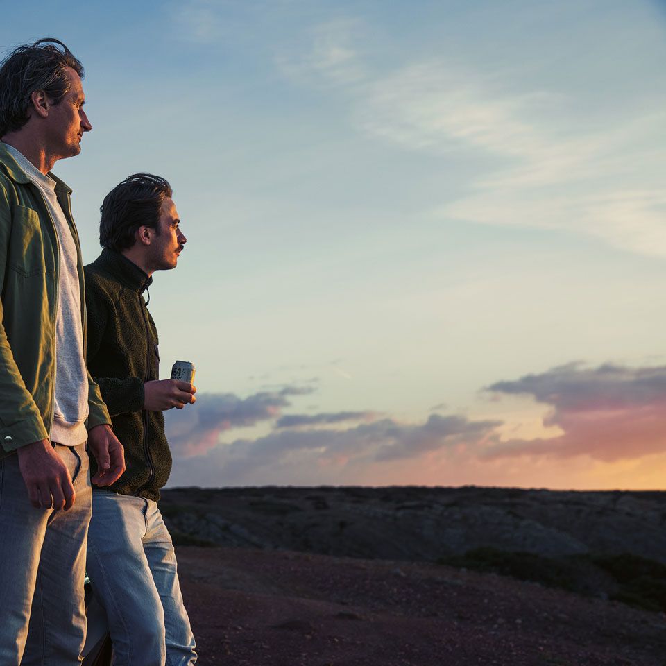 Ein VW ID.7 fährt in einer Kurve