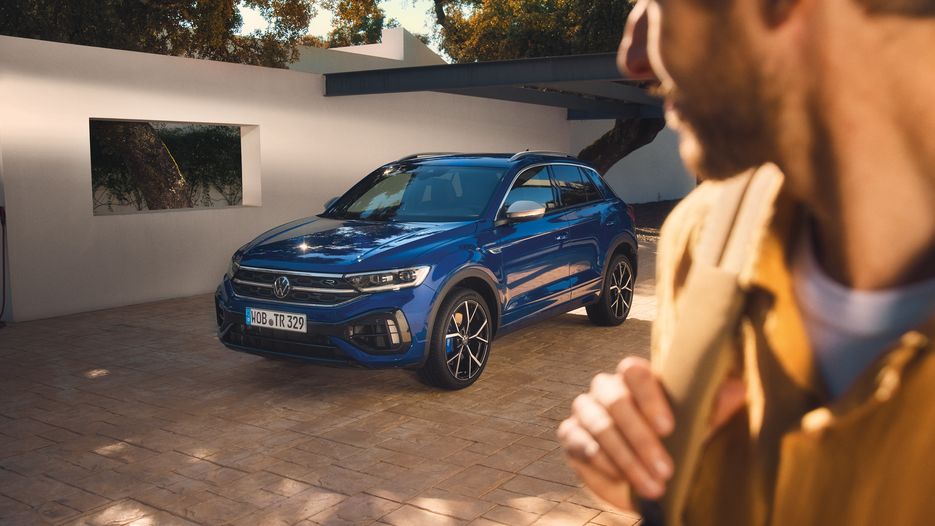 O novo e poderoso VW R T-Roc R estacionado numa entrada