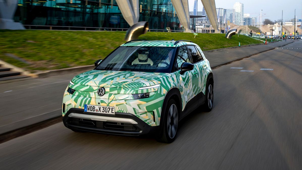 Um Volkswagen ID. Cross de frente numa estrada urbana.