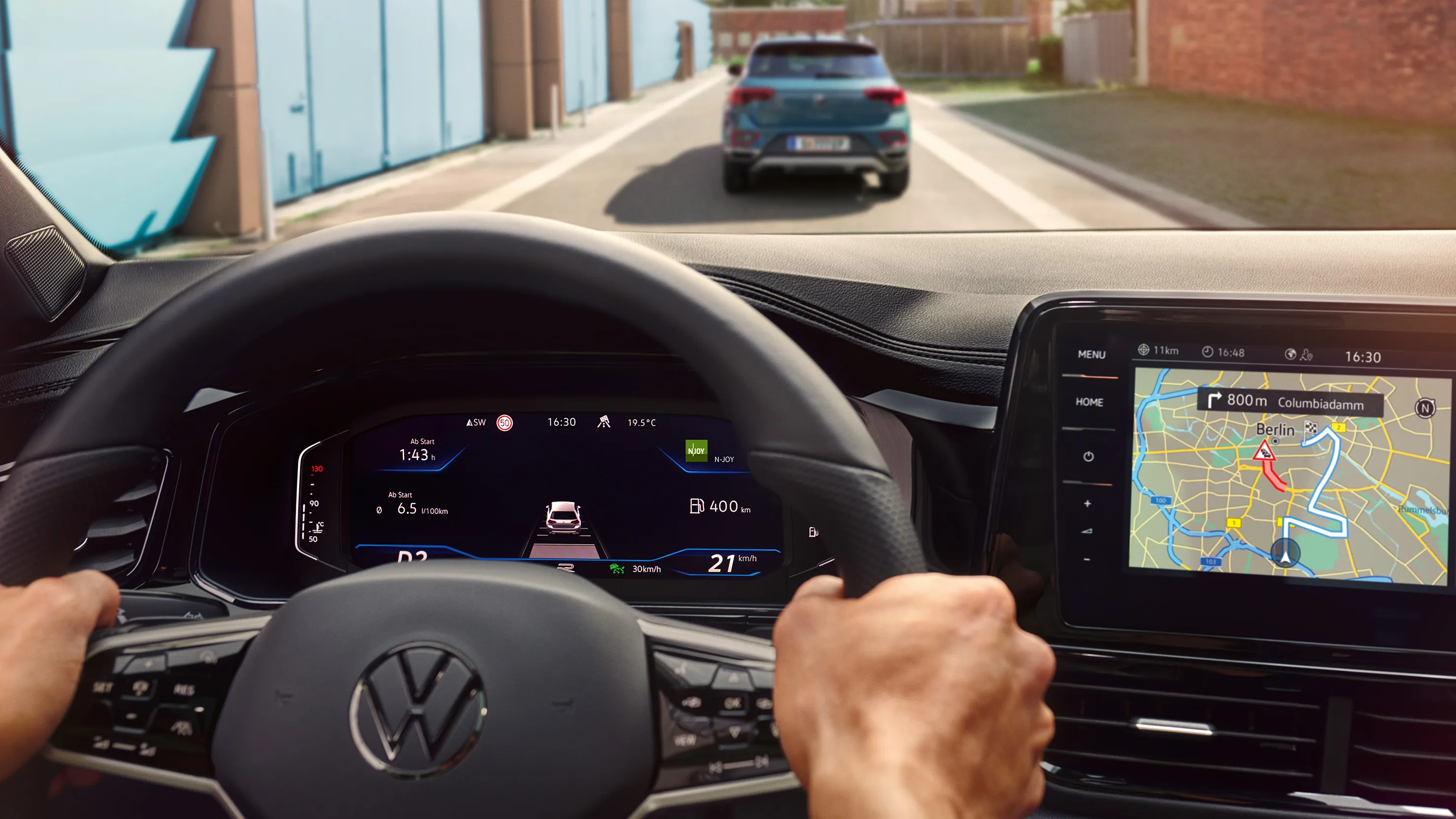 Vista do volante multifunções e do Digital Cockpit do VW T-Roc Cabrio