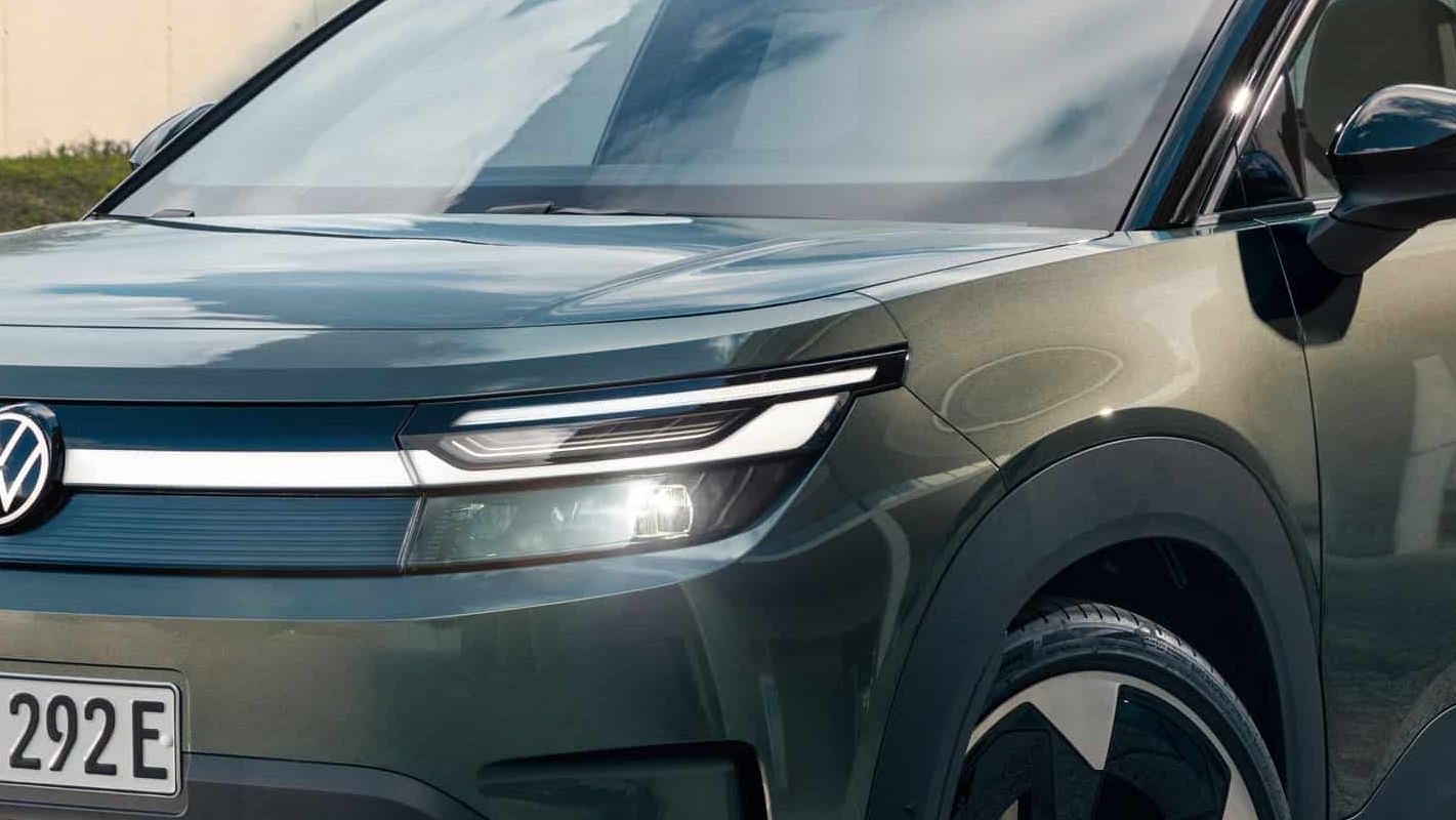Visão frontal da Volkswagen ID. Cross num piso acimentado