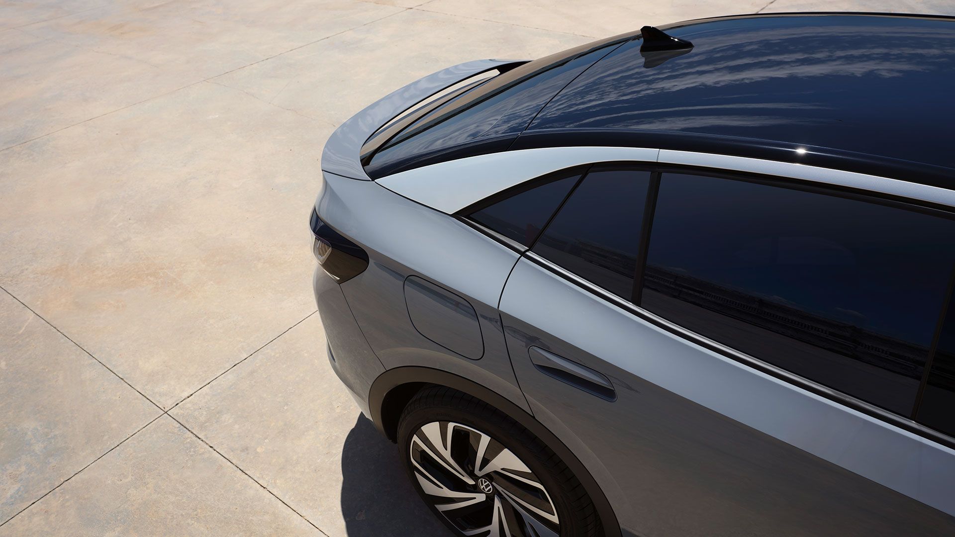 Vista superior oblíqua da traseira de um VW ID.5 com vidros escurecidos