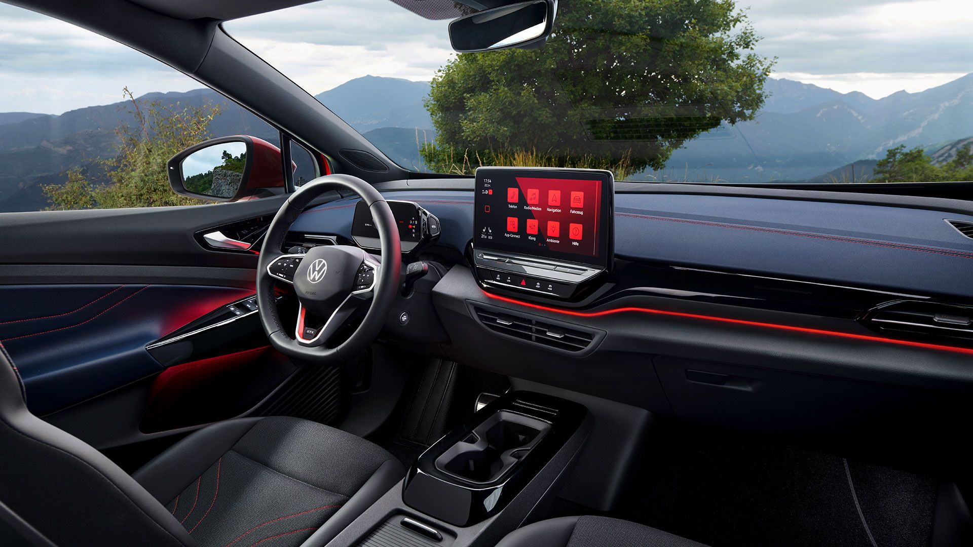 Habitáculo de um VW ID.5 GTX vermelho. Vista do volante, ecrã, bancos e molduras.