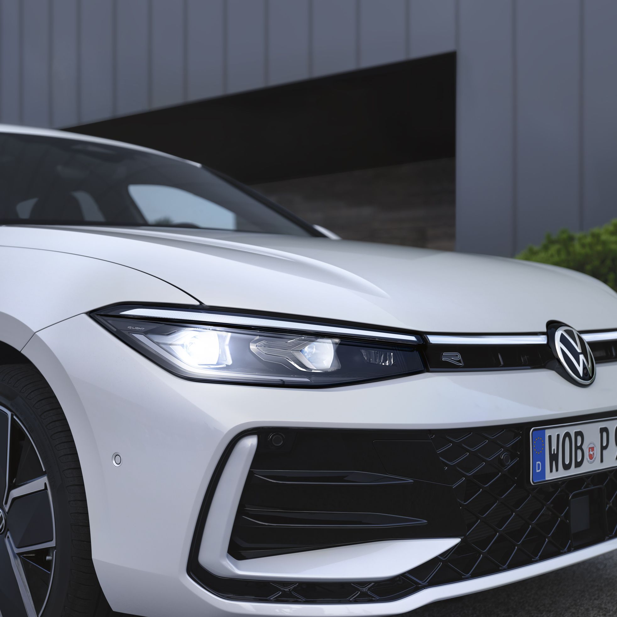 Os faróis Matrix LED em destaque num VW Passat branco.