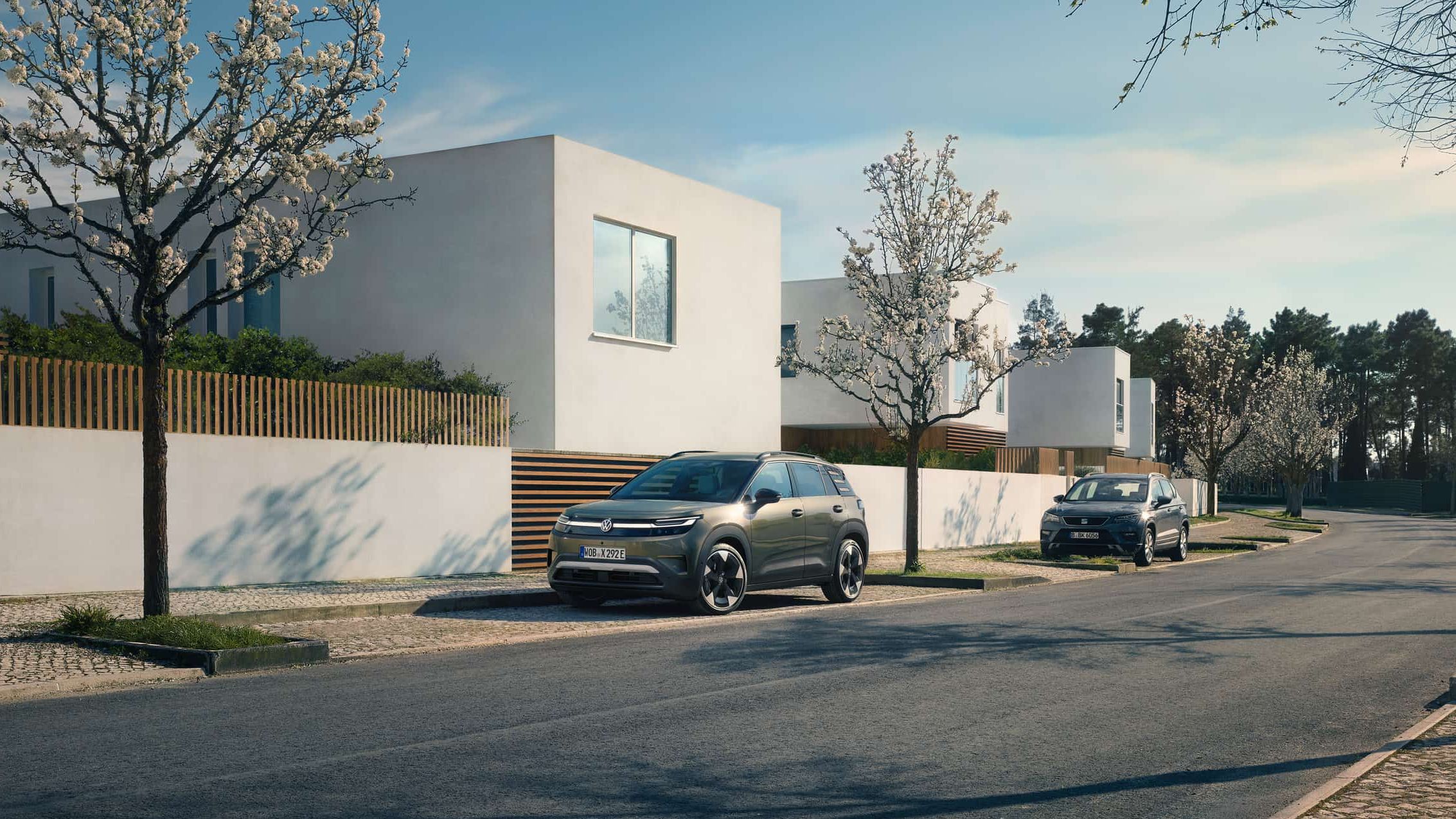 VW ID. Cross estacionado em frente a uma casa moderna 