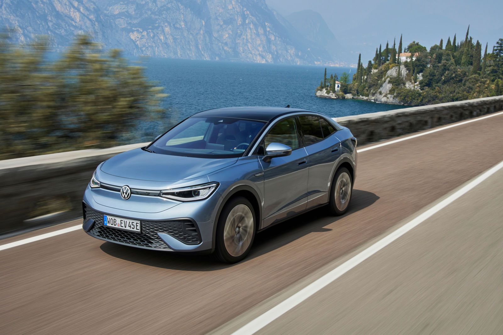 O novo Volkswagen ID.5 em movimento numa estrada 