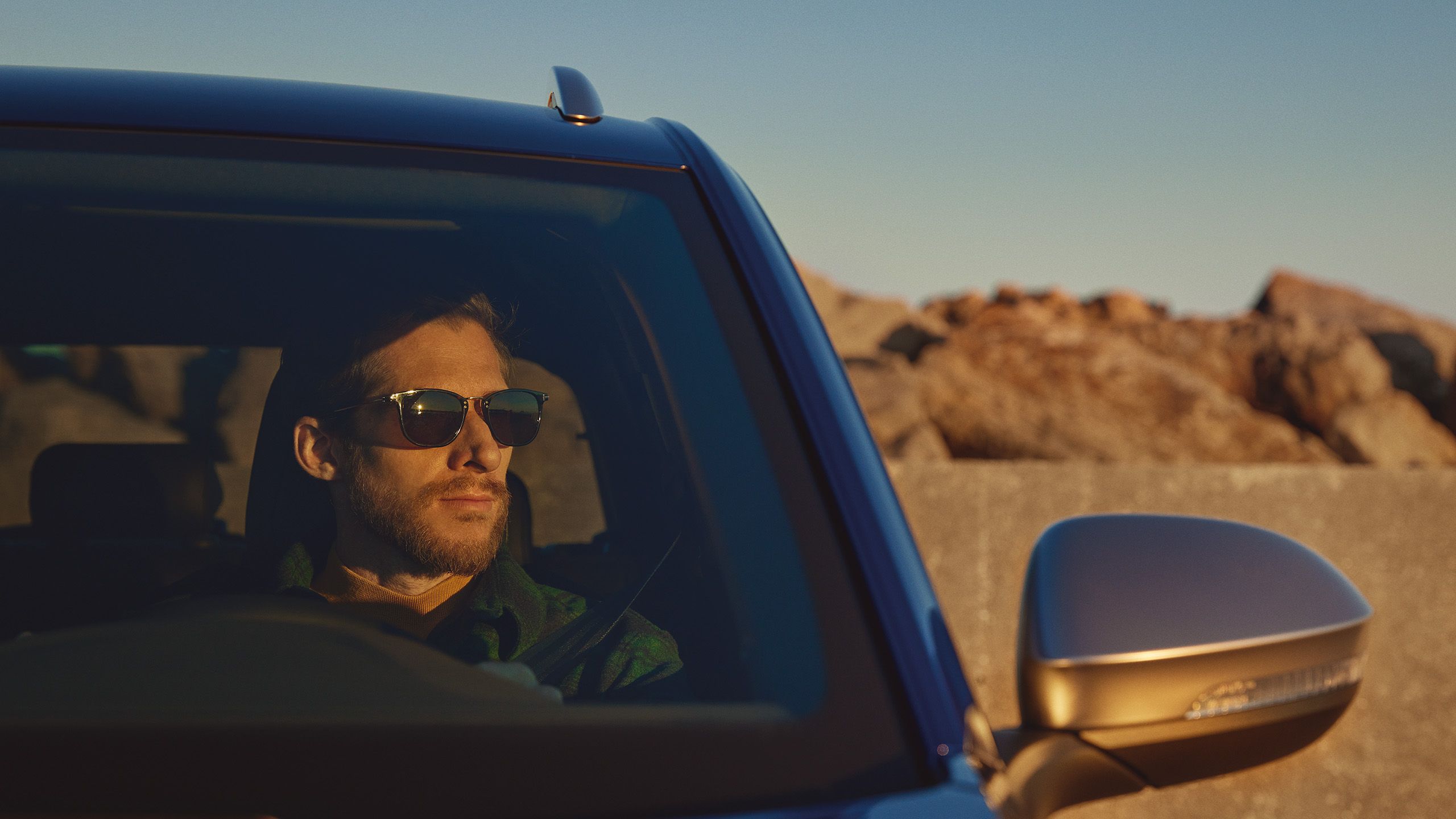 Um homem conduz o seu VW T-Roc R