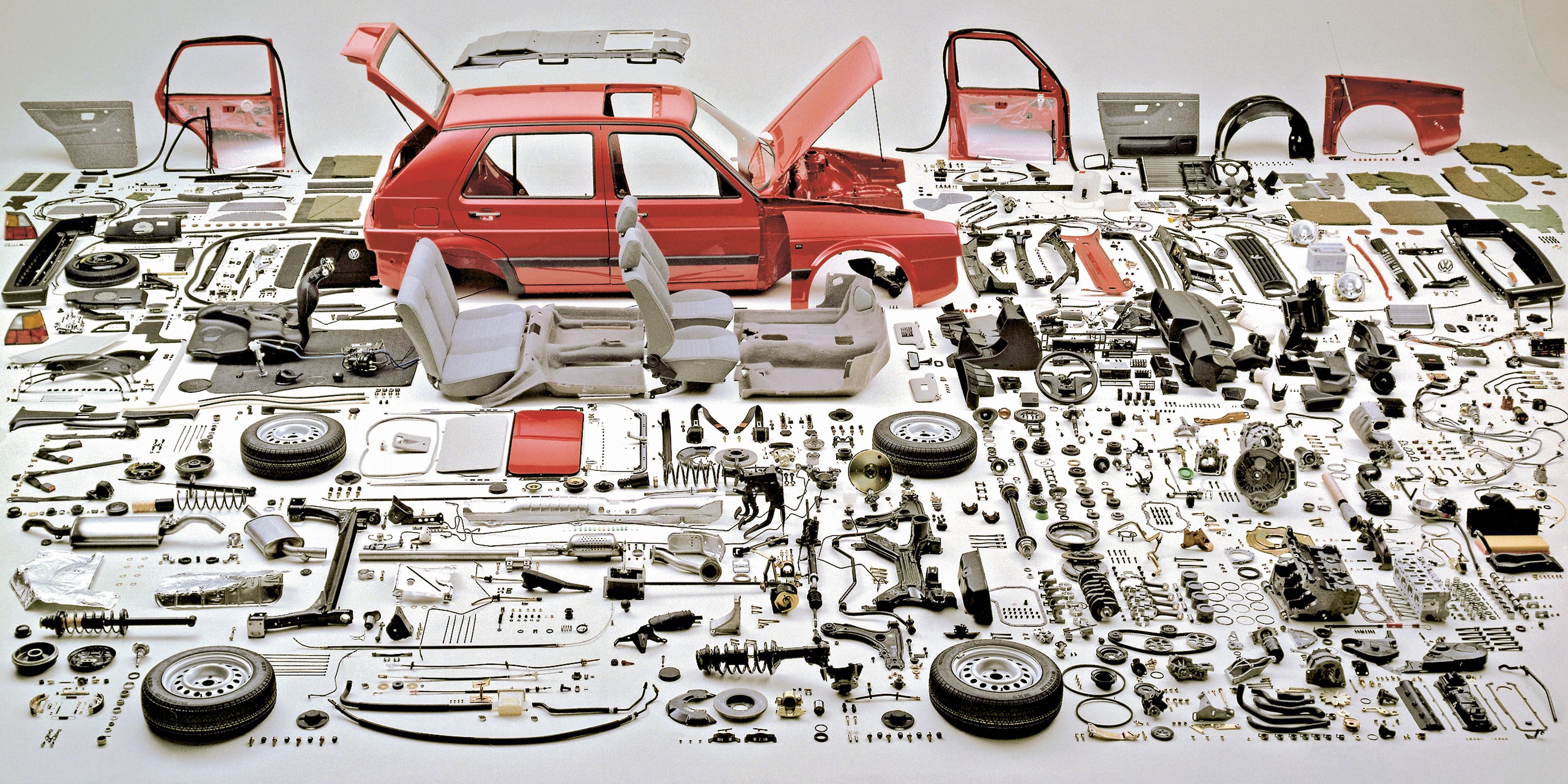 Um VW desmontado rodeado pelas suas peças VW Classic Parts. 