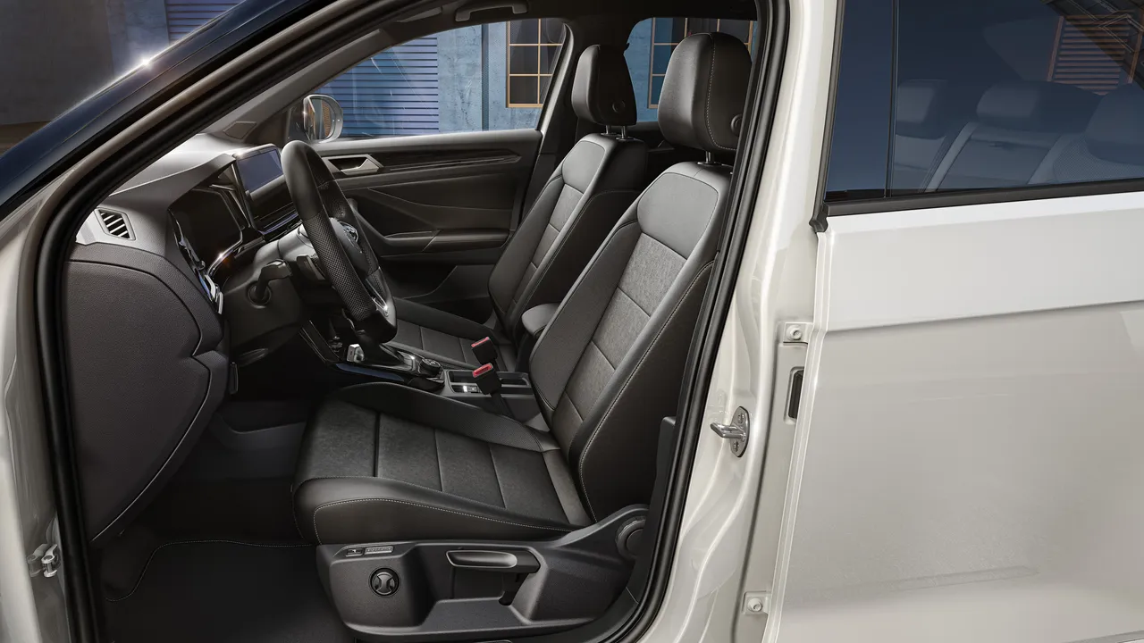 Interior do VW T-Roc, pela porta do condutor aberta vê-se o cockpit com banco ergoActive