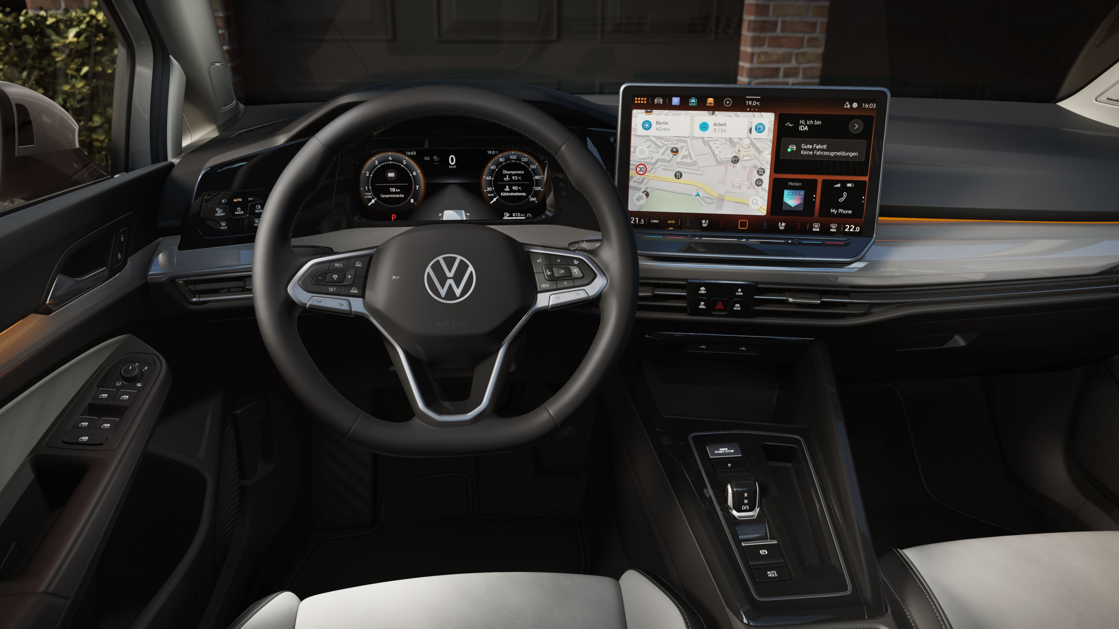 Blick auf den vorderen Innenraum des VW Golf aus Sicht des Fahrers. Der Fokus liegt beim Digital Cockpit. 