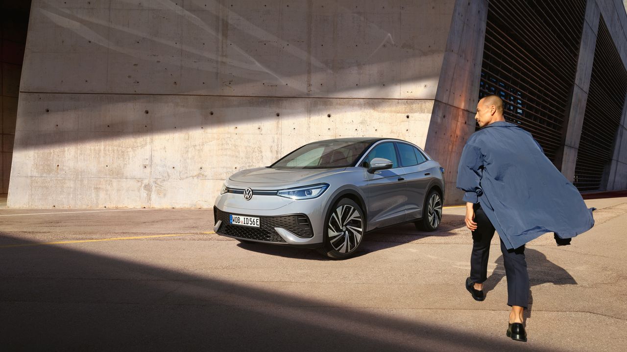 Dois SUV elétricos VW ID.4 em azul e amarelo estacionados 