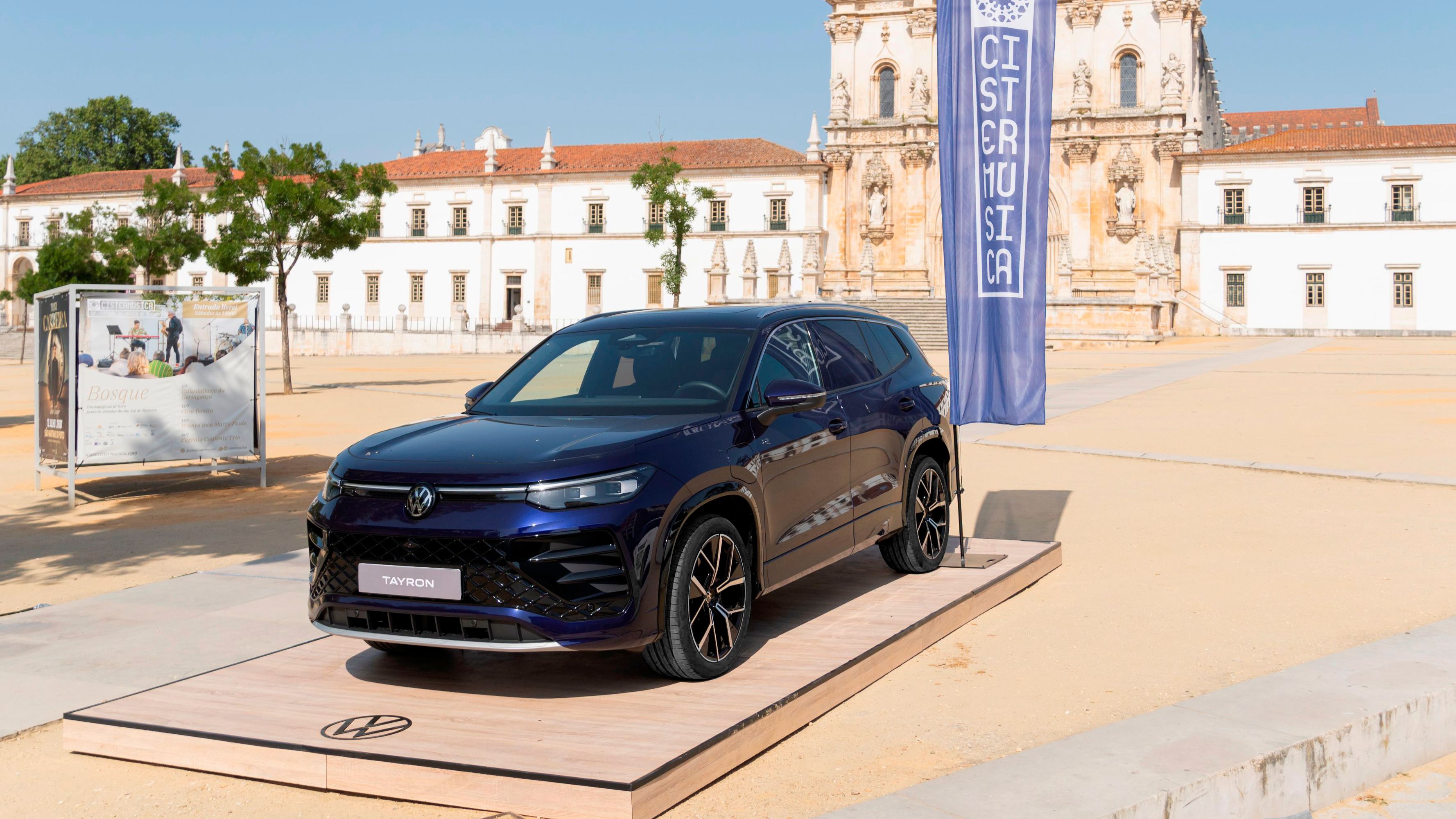 SUV Volkswagen Tayron em exposição no Festival Cistermúsica em Alcobaça.