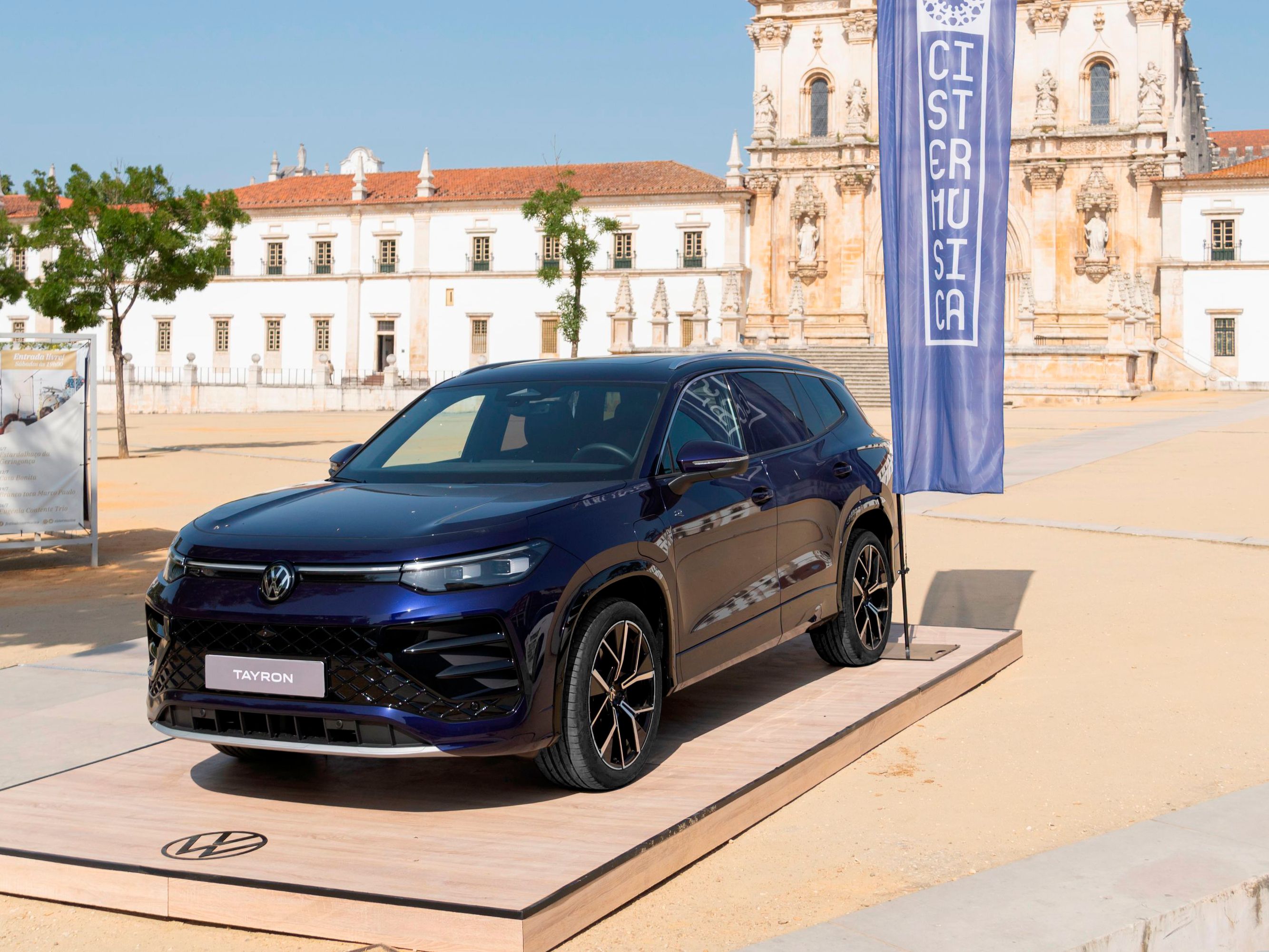 SUV Volkswagen Tayron em exposição no Festival Cistermúsica em Alcobaça.