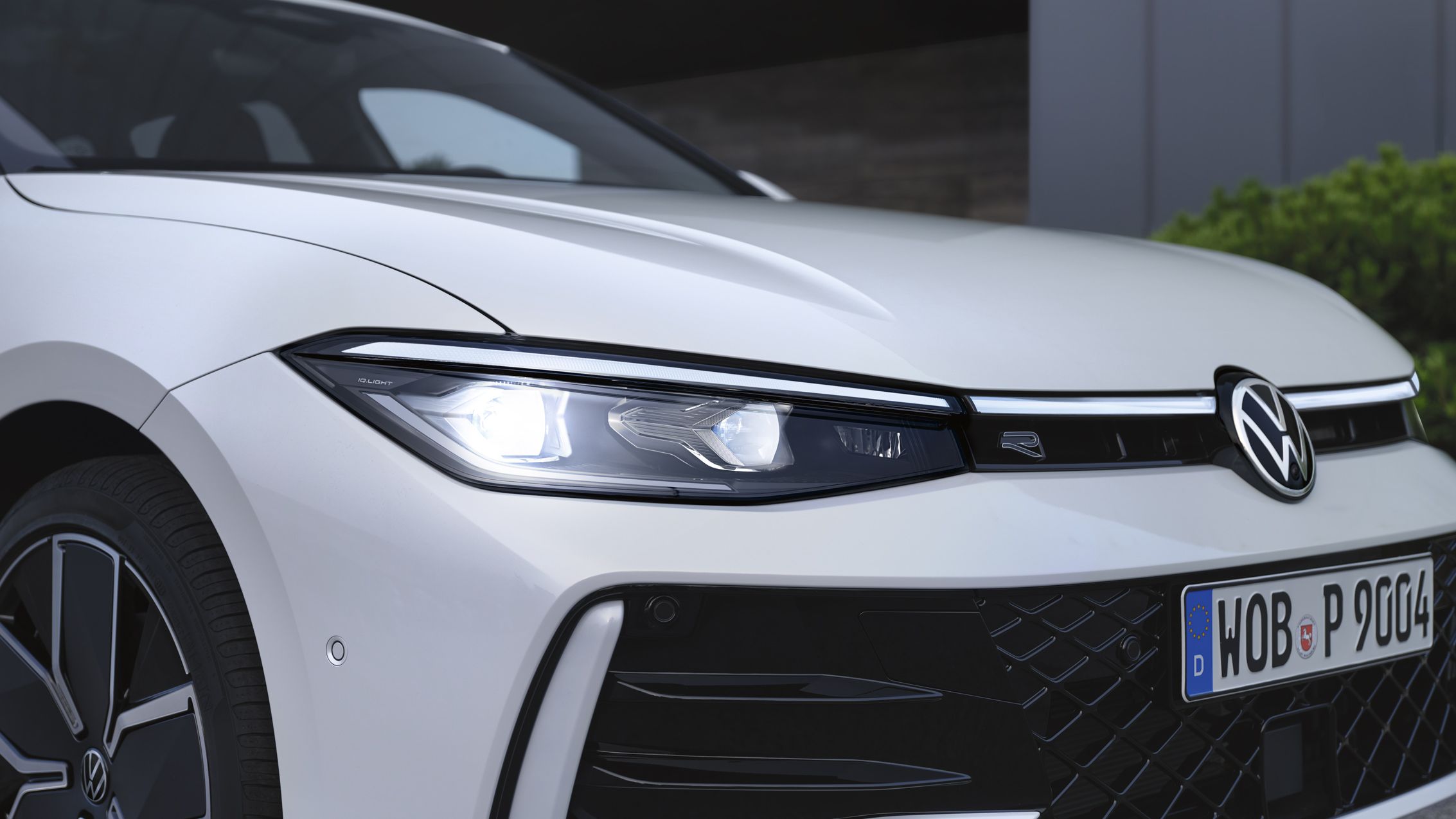 Os faróis Matrix LED em destaque num VW Passat branco.