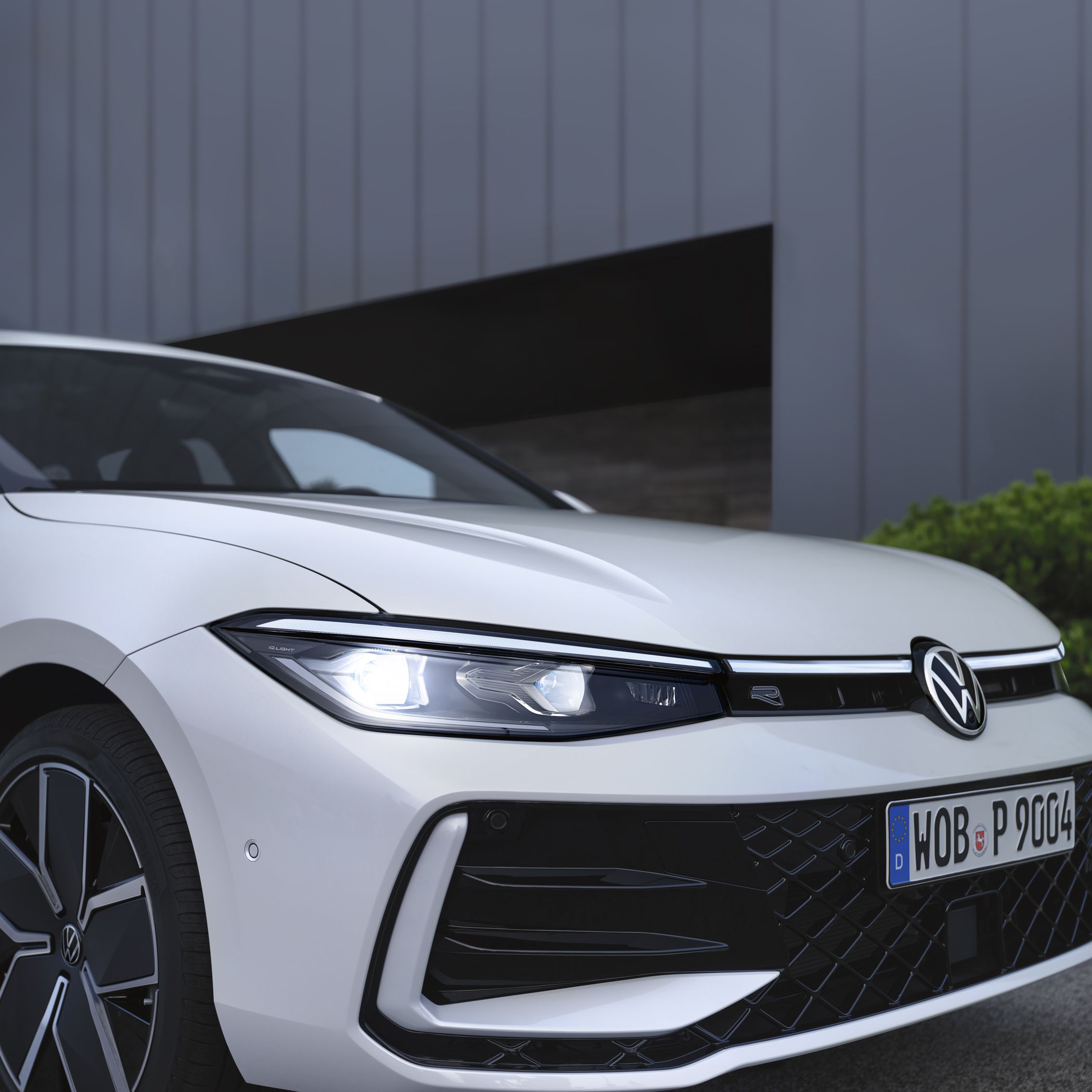 Os faróis Matrix LED em destaque num VW Passat branco.