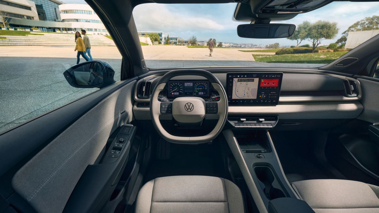 Vista frontal sobre o cockpit de um VW ID. Cross com volante multifunções e sistema Infotainment.