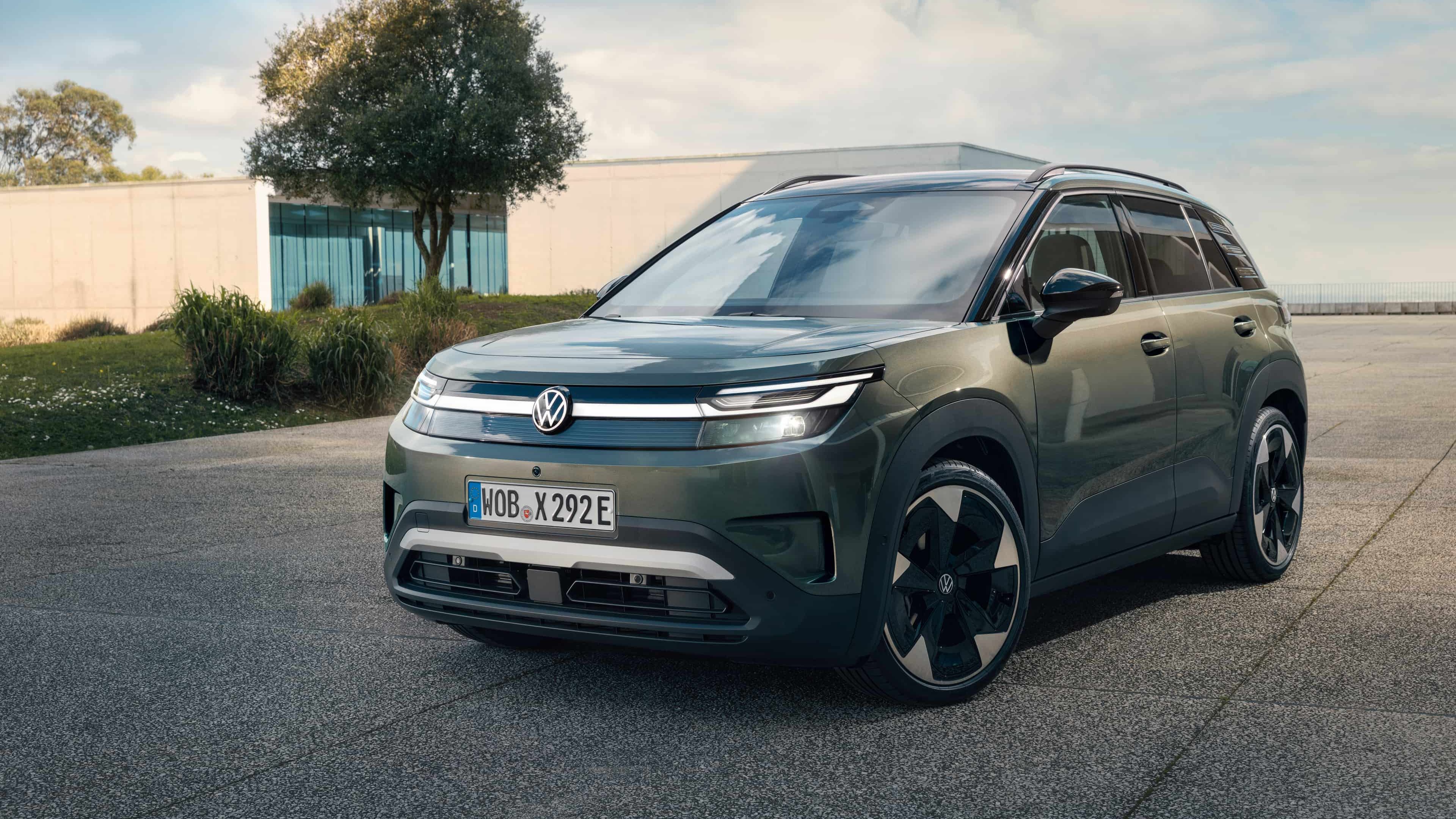 Visão frontal da Volkswagen ID. Cross num piso acimentado