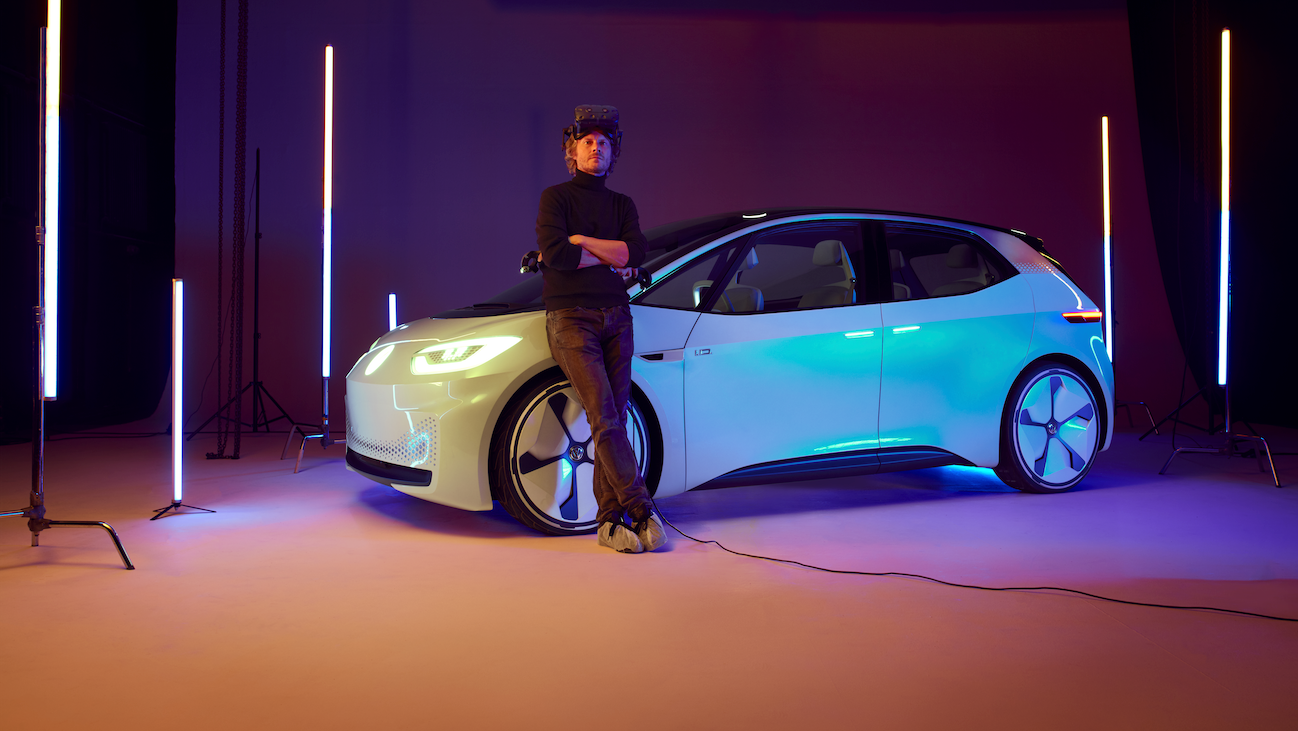 Leo inclina-se contra o concept car ID.
