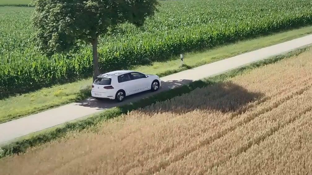 e-Golf a conduzir numa estrada no campo