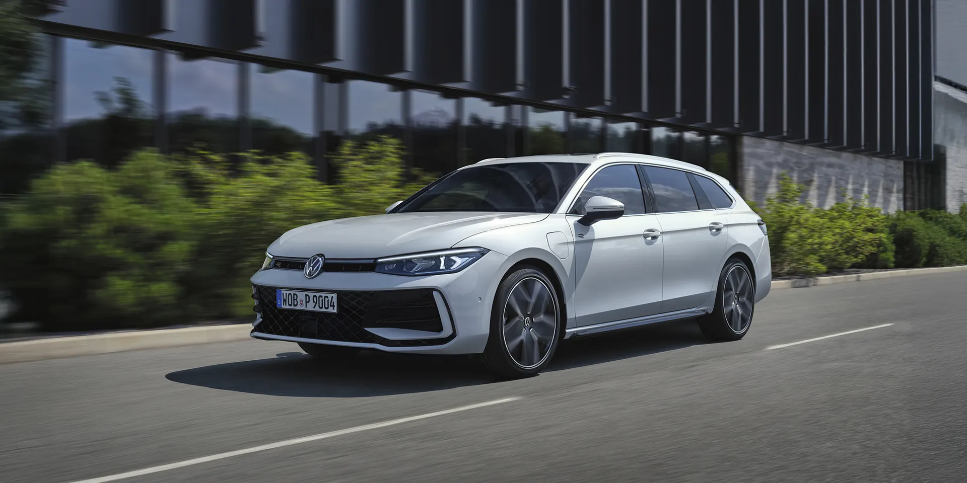 Volkswagen Passat vista lateral em movimento