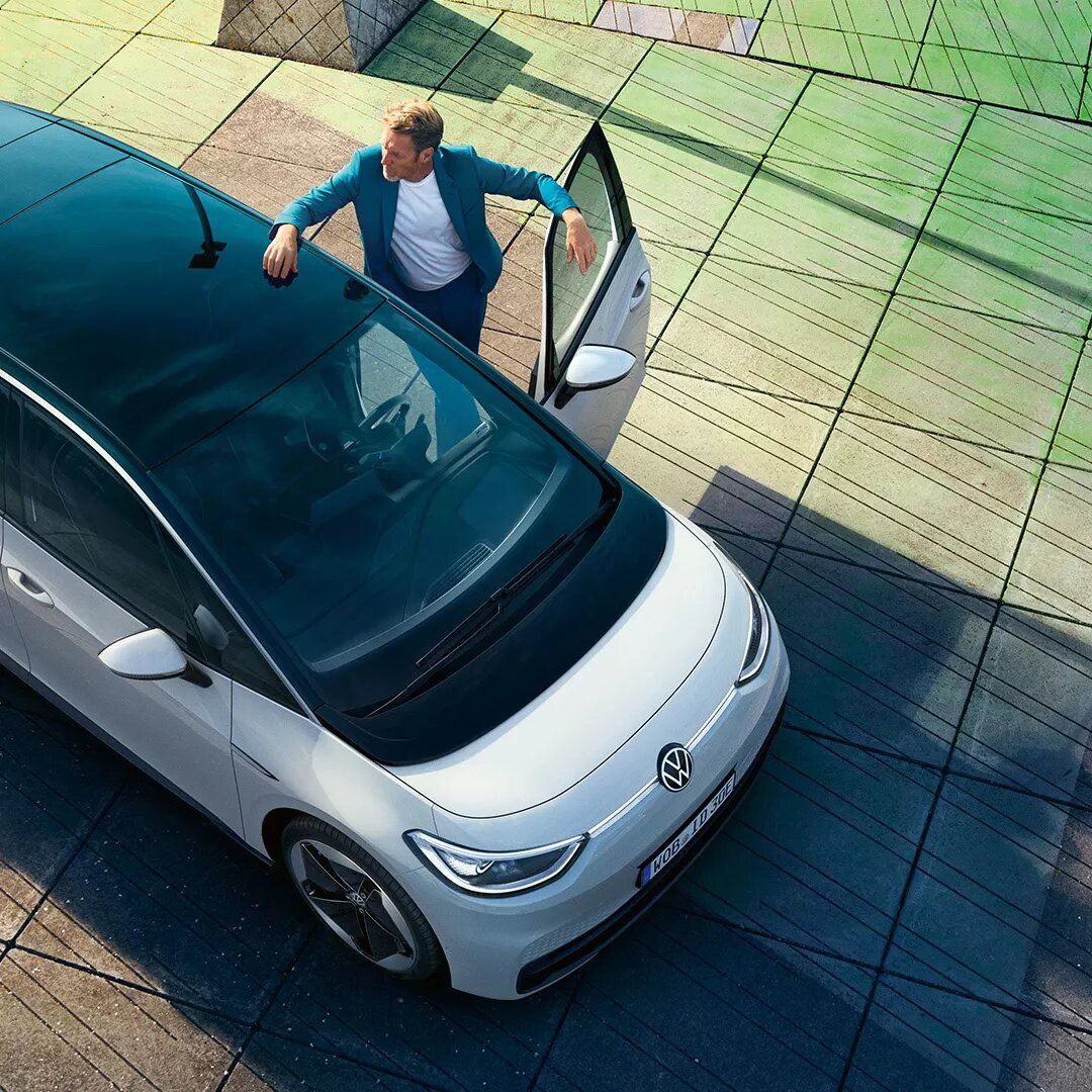 Um homem entra no carro elétrico Volkswagen ID.3