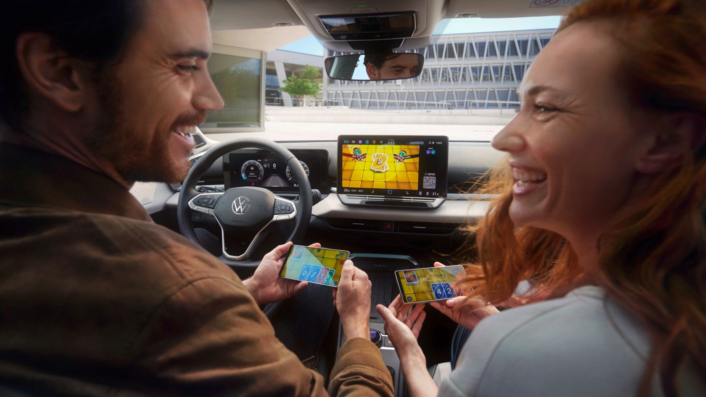 Um casal no T-Roc Style joga Uno através do AirConsole, usando os smartphones como comandos.