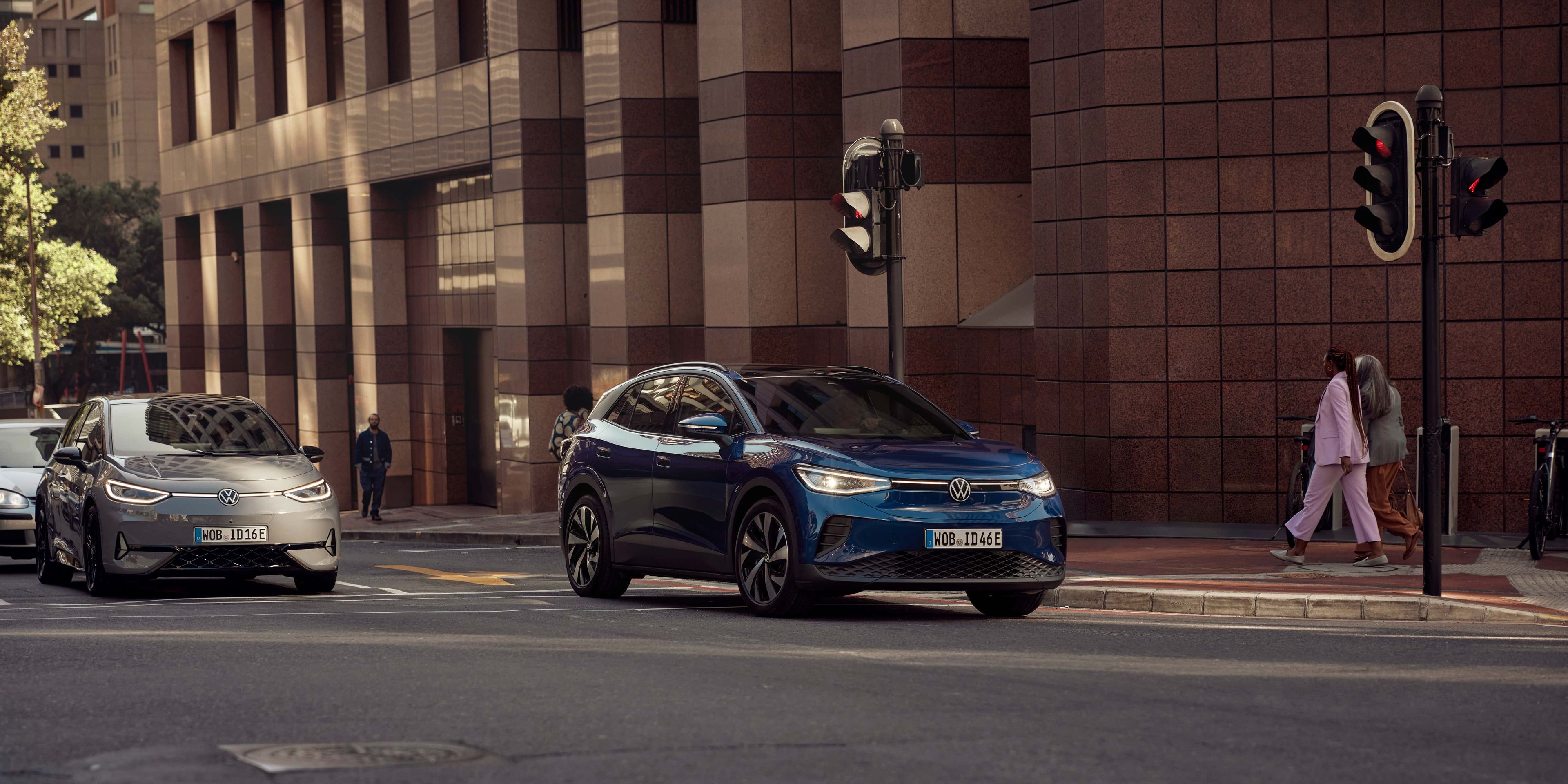 Volkswagen ID.4 numa rua da cidade.