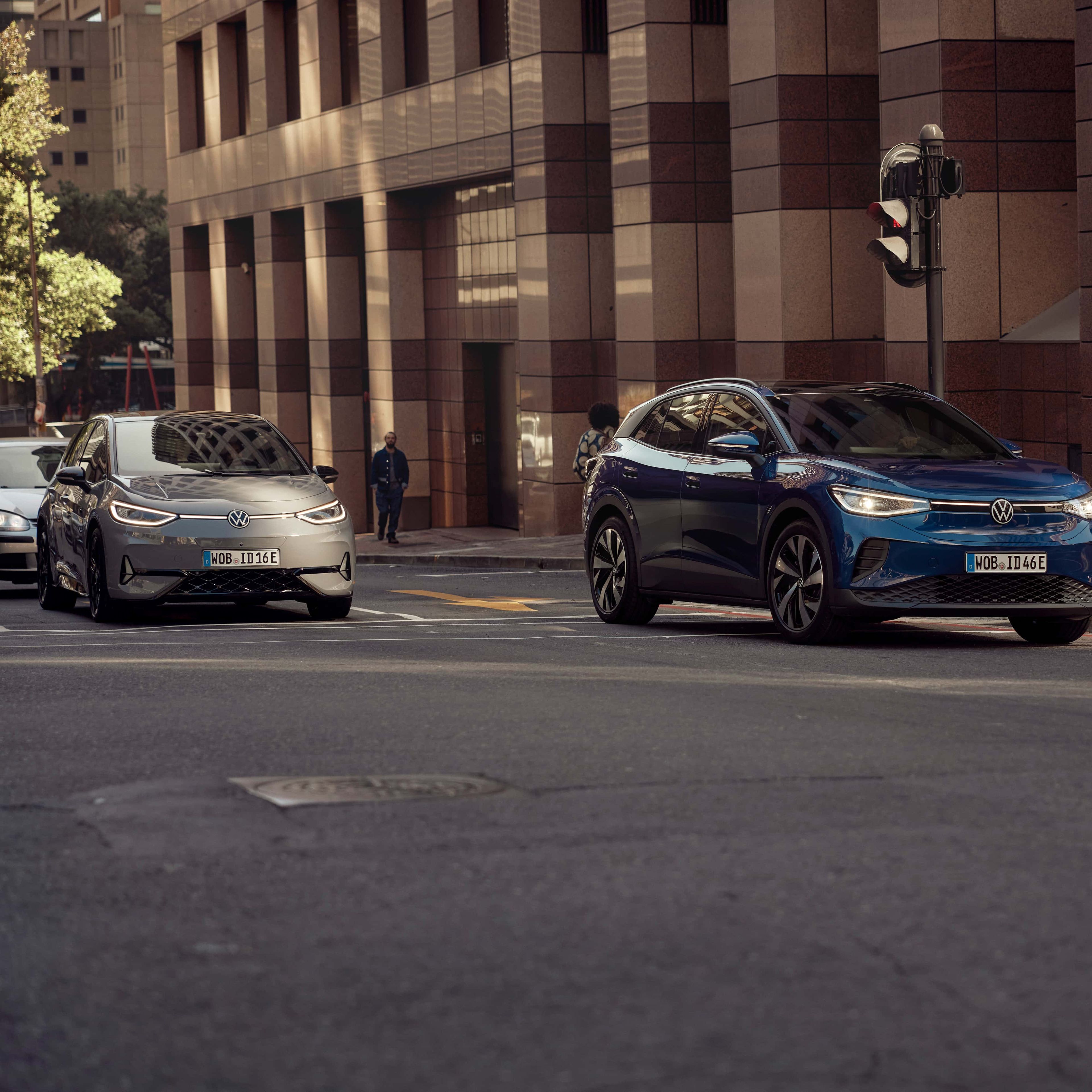 Volkswagen ID.4 numa rua da cidade.