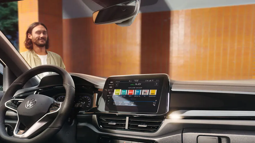 Interior do VW T-Roc, vista de pormenor do sistema Infotainment Discover Pro