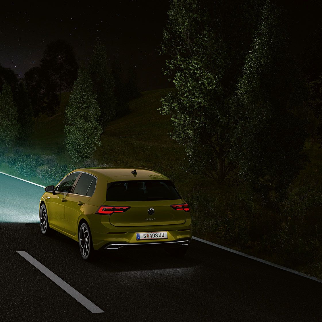 Golf 8 in der Nacht unterwegs auf der Straße mit beleuchtetem Kennzeichen und IQ Light.