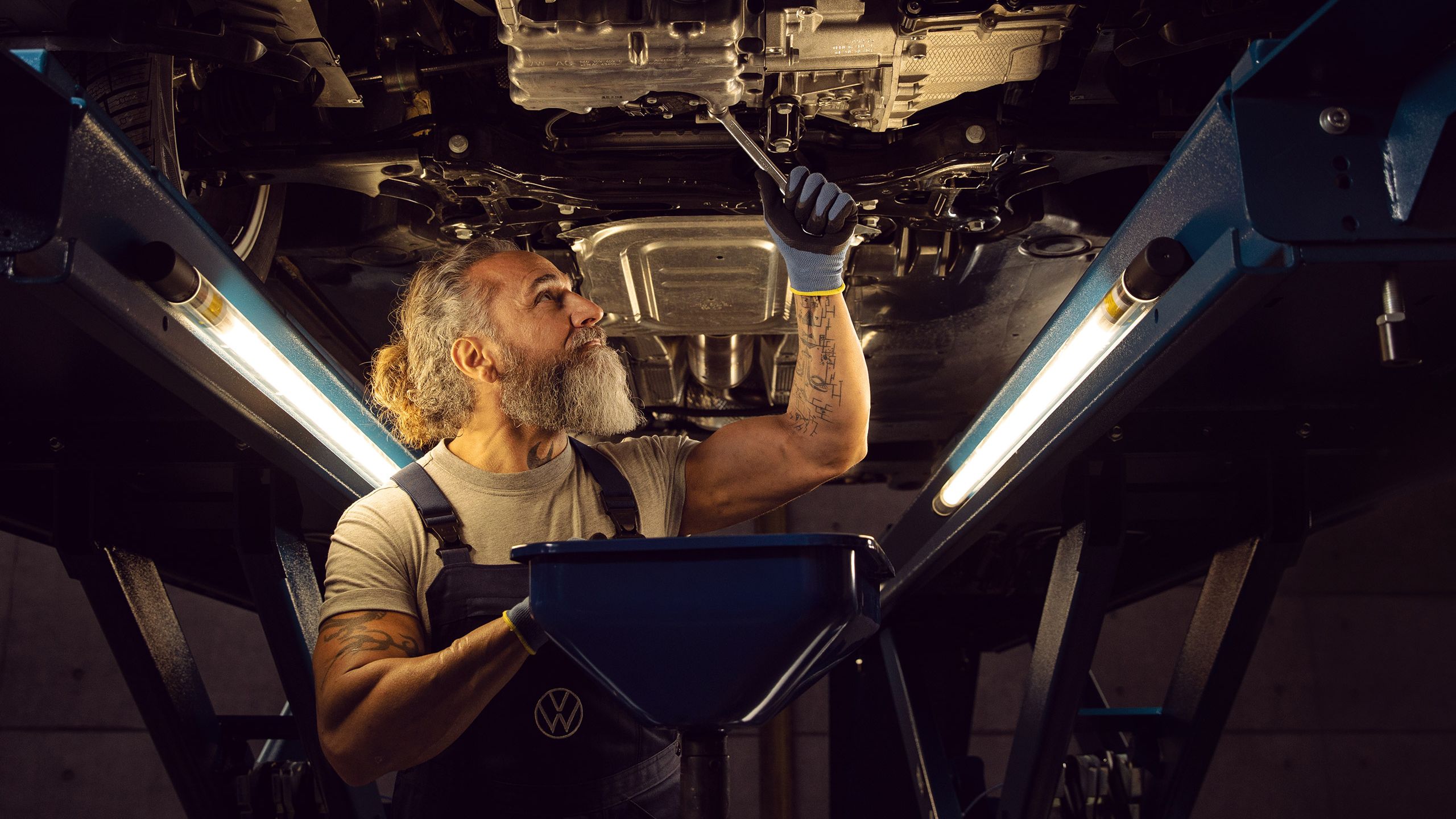Uma inspeção de um veículo VW na oficina
