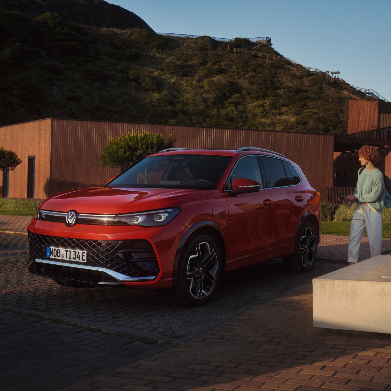 VW Tiguan parkt am Straßenrand