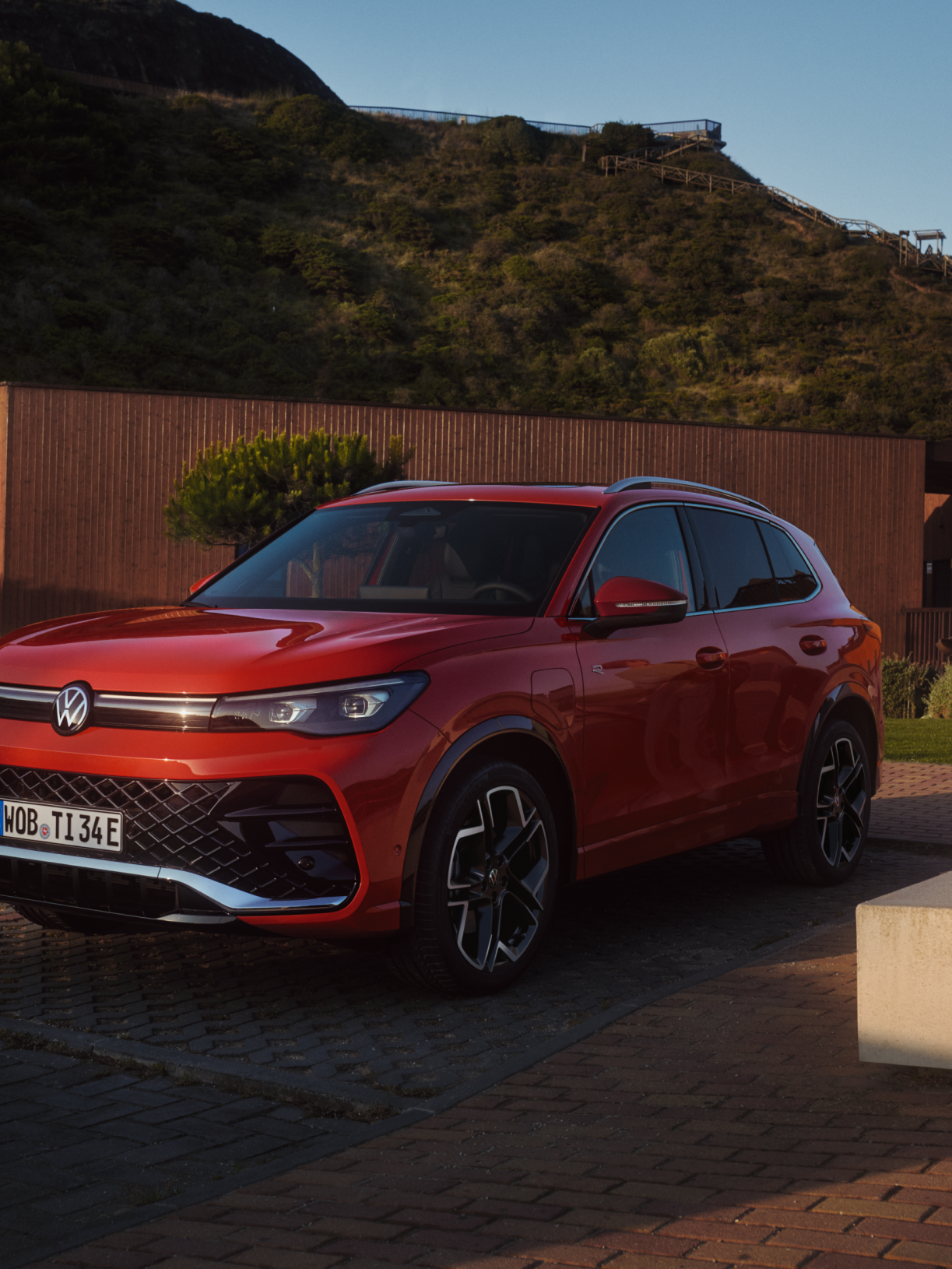 VW Tiguan parkt am Straßenrand