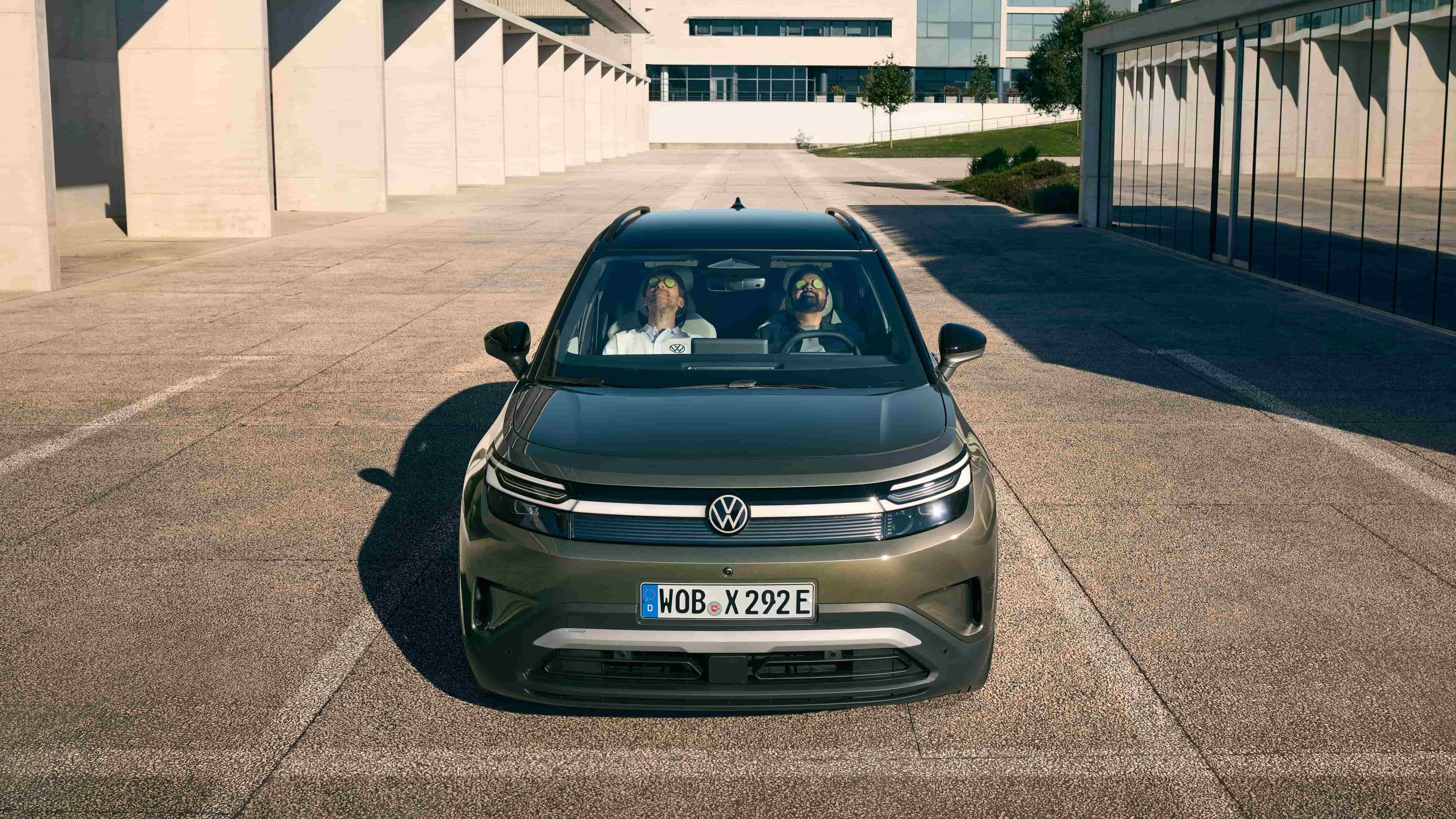Volkswagen ID. Cross visto de frente, com dois homens no seu interior a descansar com dois pepinos nos olhos.