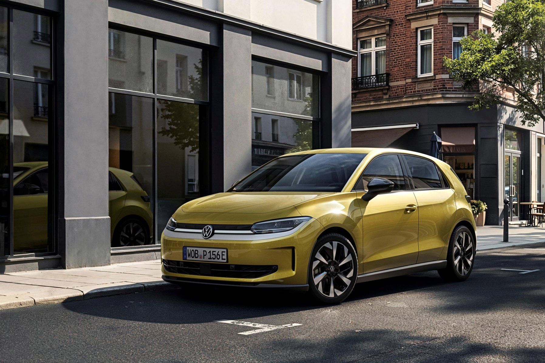 Novo ID. Polo estacionado numa rua urbana. O veículo tem design moderno, exterior amarelo com linhas suaves, rodas desportivas e vidros escurecidos. Ao fundo, vêem-se prédios de fachada clássica.