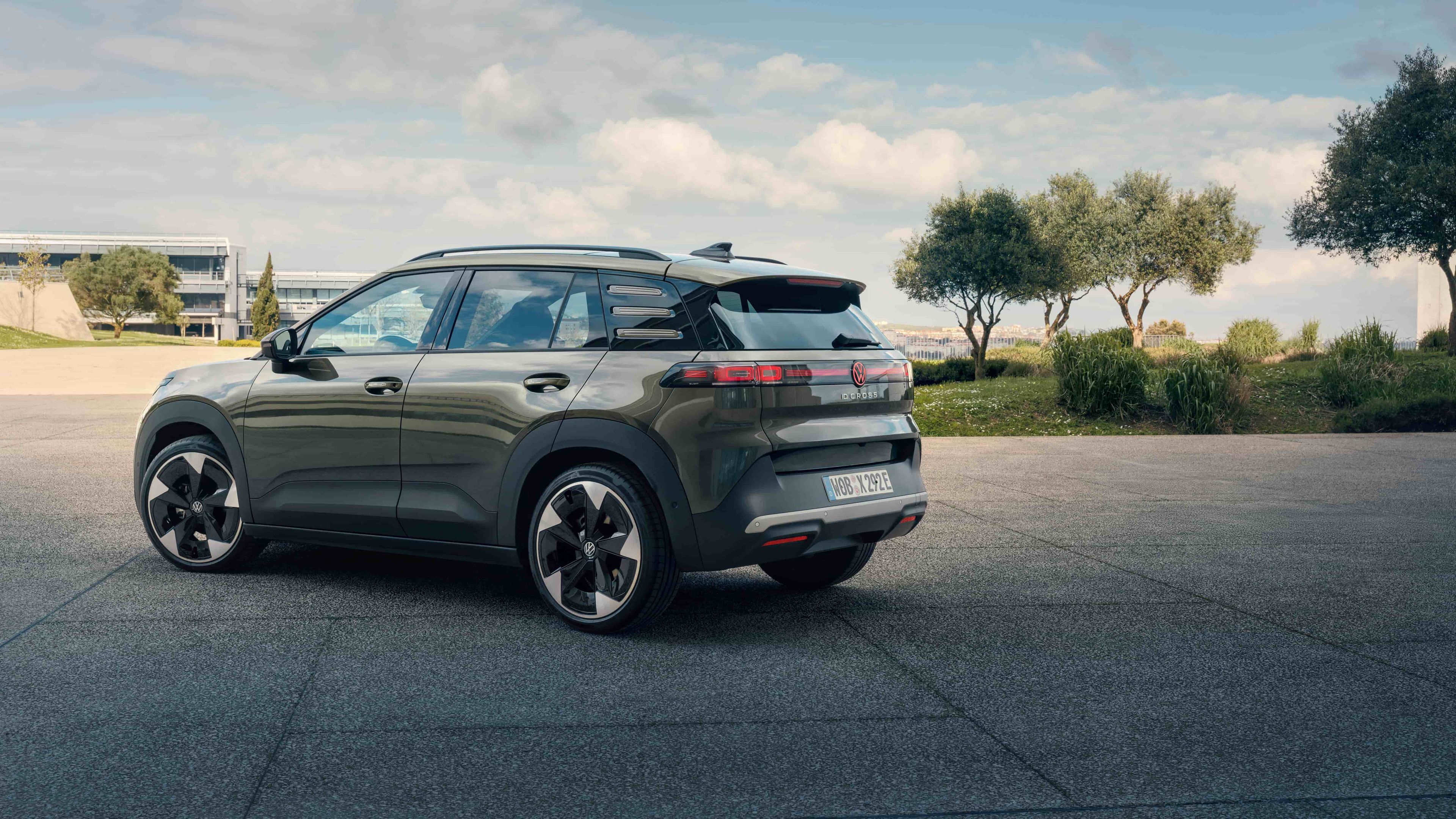 Volkswagen ID. Cross estacionado numa área pavimentada ao ar livre