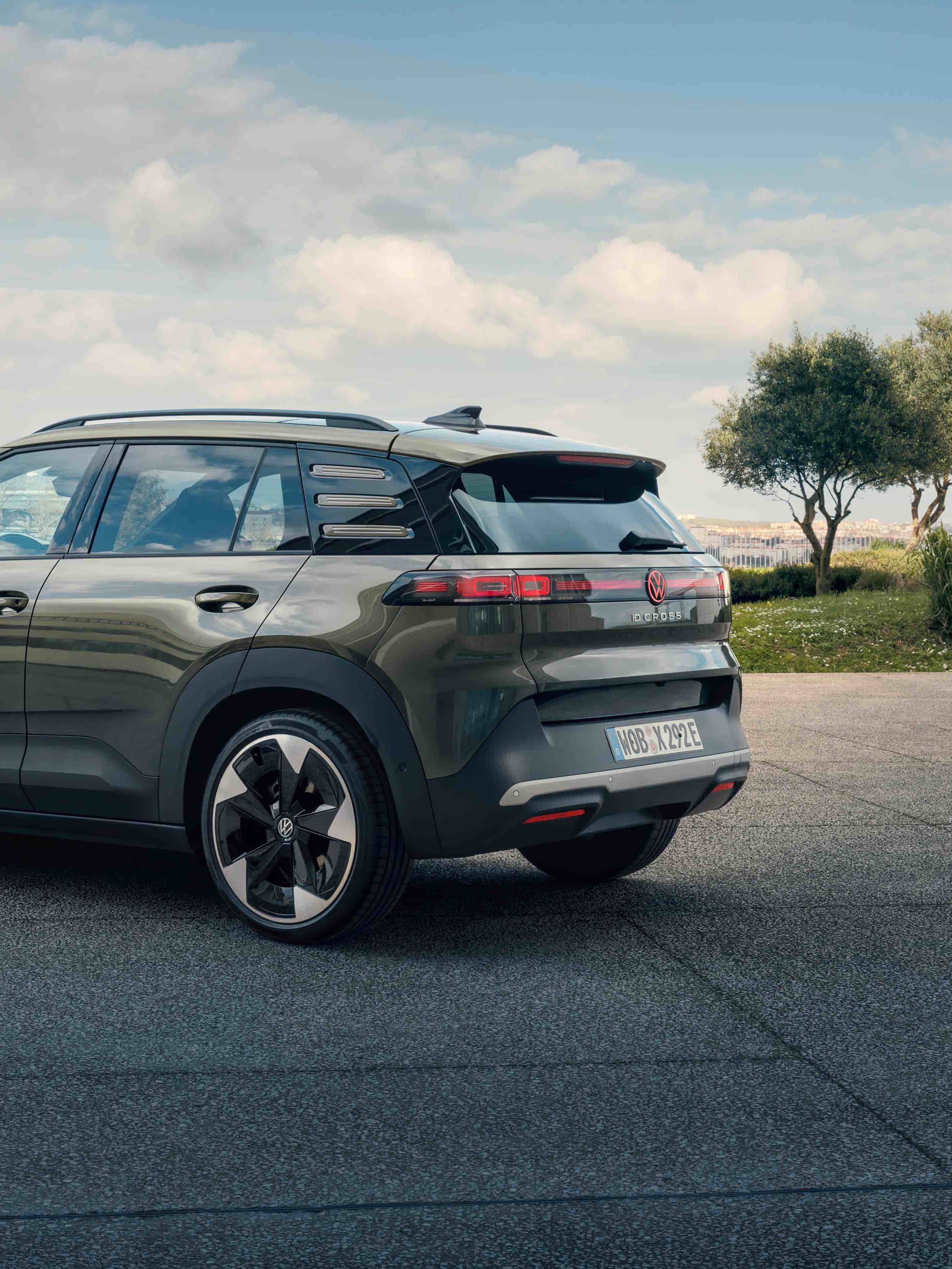 Volkswagen ID. Cross estacionado numa área pavimentada ao ar livre